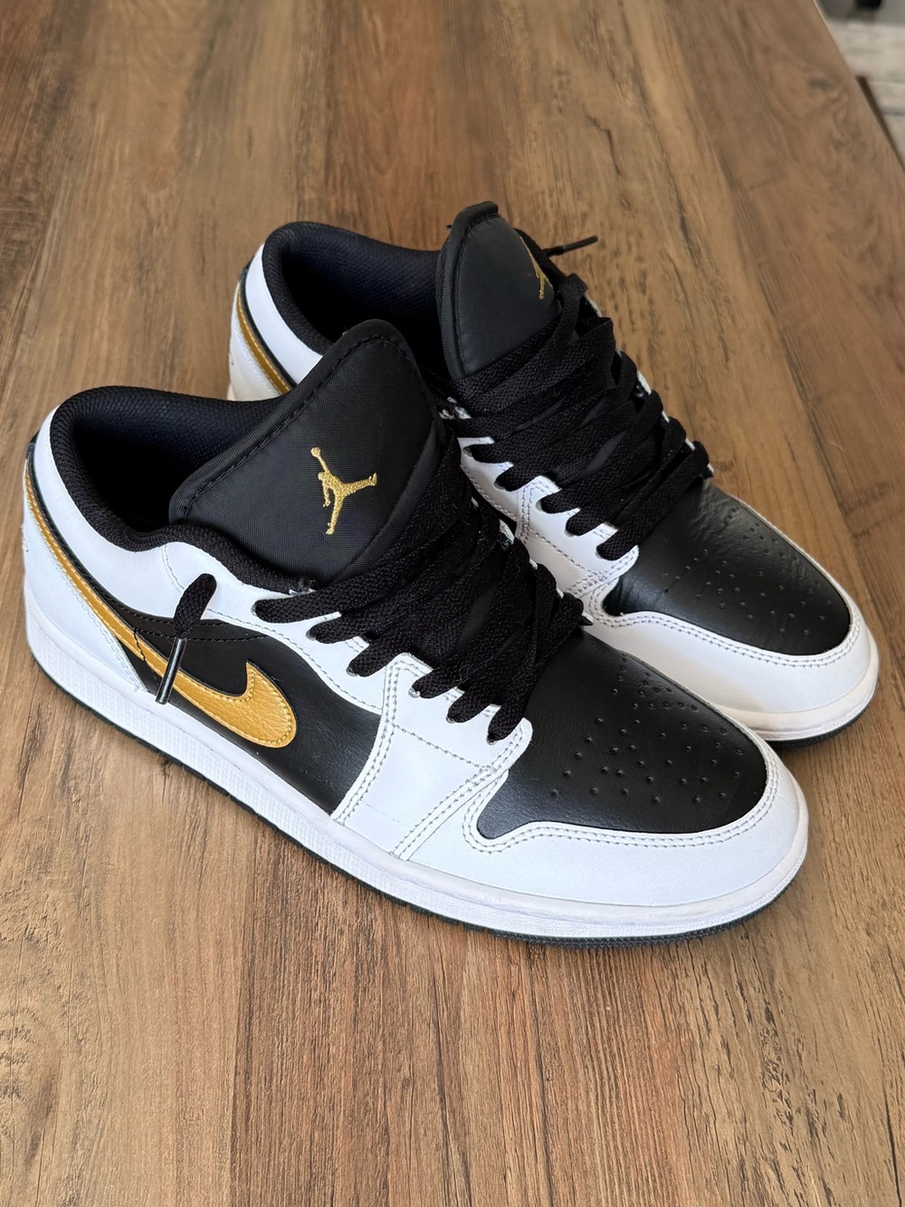 Jordan Low Top Sneakers - Black/White/Gold